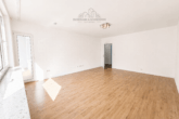 Wohnzimmer - Moderne 3-Zimmer-Wohnung mit Balkon und Schallschutzfenstern in Herrenhausen