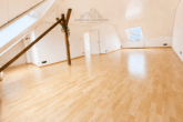 Wohnzimmer - Großzügige 3-Zimmer-Dachgeschosswohnung mit sonniger Dachterrasse & zwei Bädern