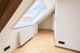 Wohnzimmer - Großzügige 3-Zimmer-Dachgeschosswohnung mit sonniger Dachterrasse & zwei Bädern