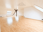 Wohnzimmer - Großzügige 3-Zimmer-Dachgeschosswohnung mit sonniger Dachterrasse & zwei Bädern