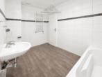 Badezimmer mit Wanne - Großzügige 3-Zimmer-Dachgeschosswohnung mit sonniger Dachterrasse & zwei Bädern