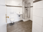Badezimmer mit Dusche - Großzügige 3-Zimmer-Dachgeschosswohnung mit sonniger Dachterrasse & zwei Bädern