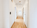 Flur - Großzügige 3-Zimmer-Dachgeschosswohnung mit sonniger Dachterrasse & zwei Bädern