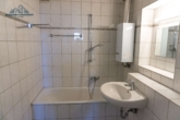 Badezimmer mit Wanne - Helle und geräumige 2 Zimmer Wohnung mit großzügigem Balkon. Ruhige und zentrale Lage.