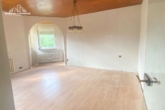 Wohnzimmer - Großzügiges Einfamilienhaus mit Potenzial in Peine