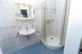 Gästezimmer 2 / Bad - Großzügiges Einfamilienhaus mit Werkstatt, gepflegtem Garten und vielseitigem Raumangebot