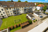 Laubengang - Blick nach unten - Wohnen mit Ausblick – 3-Zimmer-Wohnung mit Aufzug, Garage & besonderer Privatsphäre in Seelze