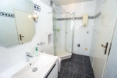 Badezimmer - Wohnen mit Ausblick – 3-Zimmer-Wohnung mit Aufzug, Garage & besonderer Privatsphäre in Seelze