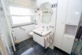 Badezimmer - Wohnen mit Ausblick – 3-Zimmer-Wohnung mit Aufzug, Garage & besonderer Privatsphäre in Seelze
