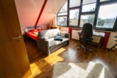 OG Schlafzimmer - Wohnen mit Charakter – Individuell geschnittenes Reihenendhaus mit Kamin, Garten & Garage