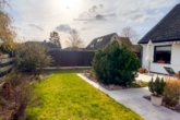 Garten - Wohnen mit Charakter – Individuell geschnittenes Reihenendhaus mit Kamin, Garten & Garage