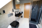 OG Bad - Wohnen mit Charakter – Individuell geschnittenes Reihenendhaus mit Kamin, Garten & Garage