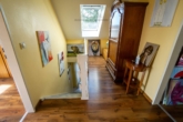 OG Flur - Wohnen mit Charakter – Individuell geschnittenes Reihenendhaus mit Kamin, Garten & Garage