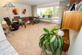 Wohnzimmer - Großzügige 3,5-Zimmer-Wohnung mit Terrasse und Balkon in zentraler Lage von Garbsen