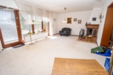 Wohnzimmer (mittlerweile ausgeräumt) - Geräumige Doppelhaushälfte mit Partykeller, großzügigem Garten, Kamin & Sauna