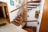Treppe - Geräumige Doppelhaushälfte mit Partykeller, großzügigem Garten, Kamin & Sauna