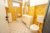 Badezimmer - Großzügige 4-Zimmer-Wohnung mit Hobbyraum & Tiefgaragenstellplatz in Garbsen