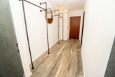Flur - Großzügige 4-Zimmer-Wohnung mit Hobbyraum & Tiefgaragenstellplatz in Garbsen