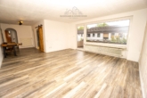 Wohnzimmer - Großzügige 4-Zimmer-Wohnung mit Hobbyraum & Tiefgaragenstellplatz in Garbsen