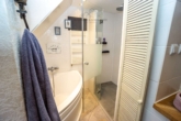OG - Badezimmer - Modernisiertes Einfamilienhaus mit Pool, PV-Anlage & Ausbaupotenzial in Garbsen-Havelse