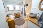 OG - Badezimmer - Modernisiertes Einfamilienhaus mit Pool, PV-Anlage & Ausbaupotenzial in Garbsen-Havelse