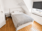 Schlafzimmer möbeliert - Gemütliche Stadtwohnung mit Holzdielen und Badewanne im beliebten Pelikanviertel