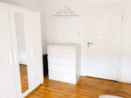 Schlafzimmer möbeliert - Gemütliche Stadtwohnung mit Holzdielen und Badewanne im beliebten Pelikanviertel