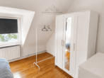 Schlafzimmer möbeliert - Gemütliche Stadtwohnung mit Holzdielen und Badewanne im beliebten Pelikanviertel